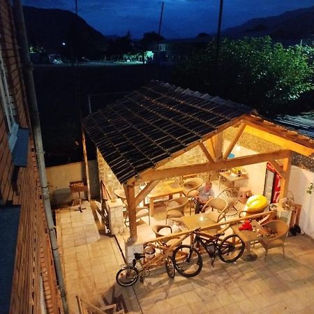Gasthaus Ambrosador Ambrolauri Exterior foto