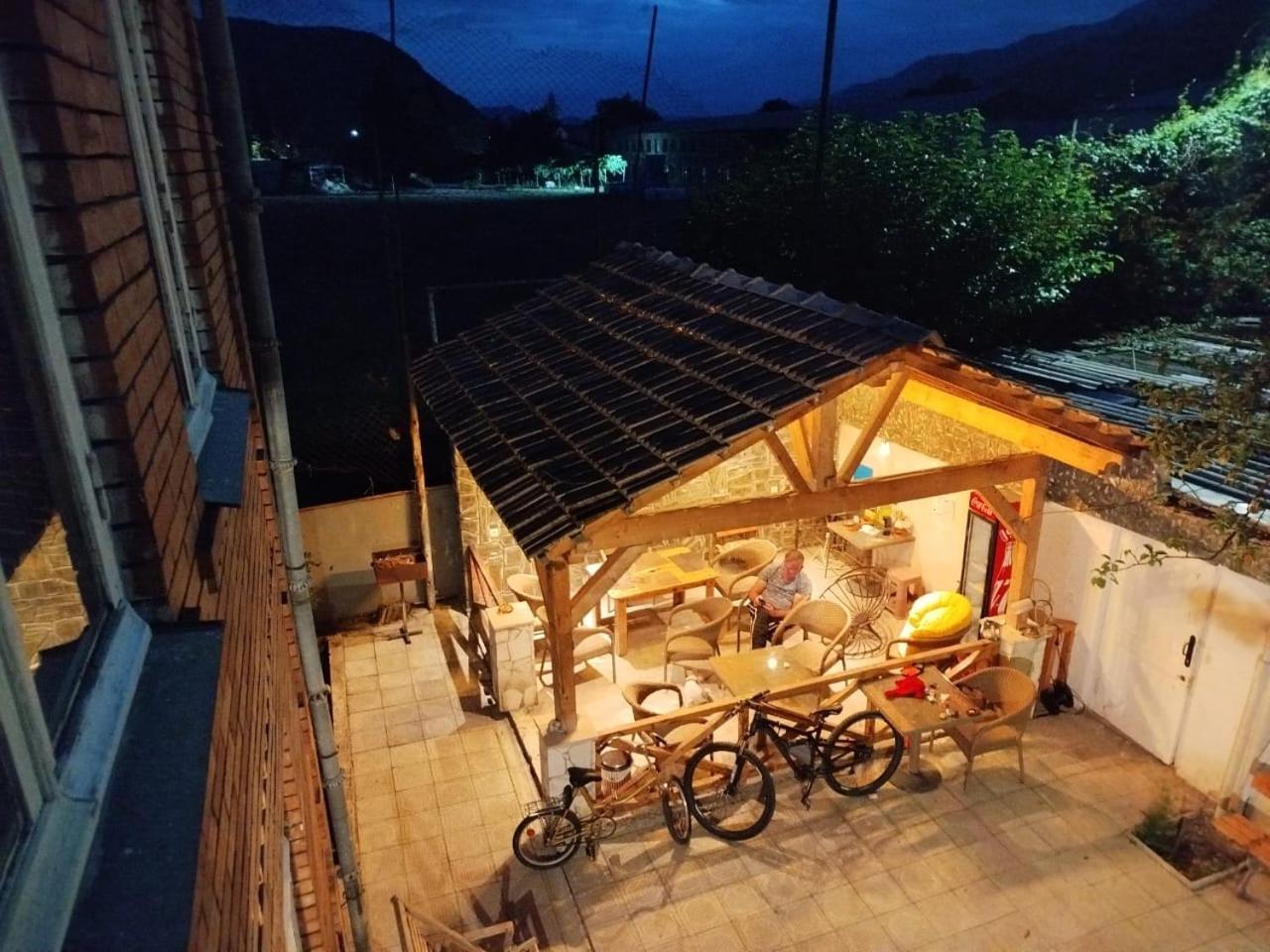 Gasthaus Ambrosador Ambrolauri Exterior foto