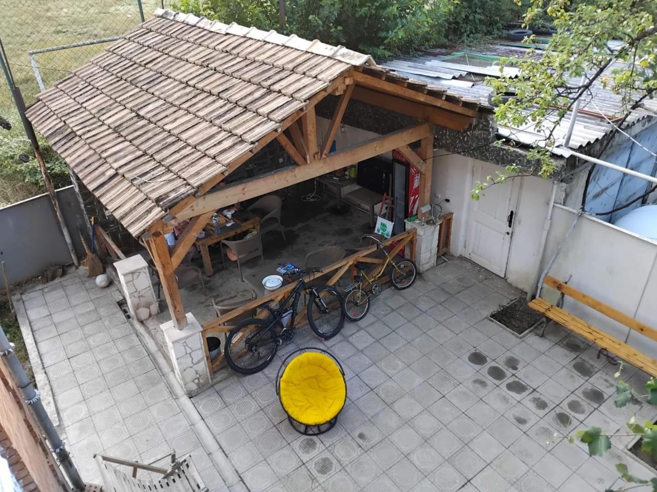 Gasthaus Ambrosador Ambrolauri Exterior foto