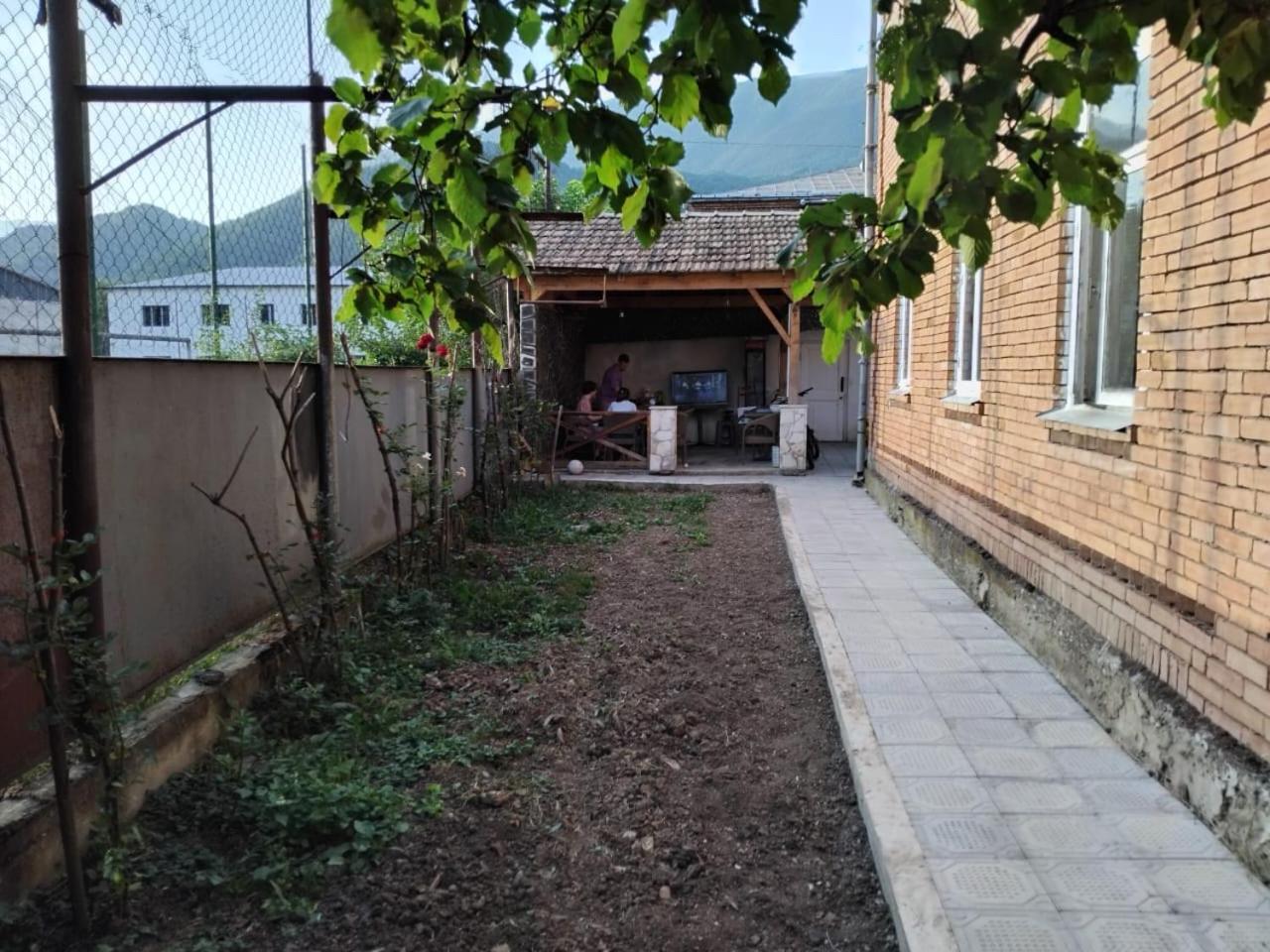 Gasthaus Ambrosador Ambrolauri Exterior foto