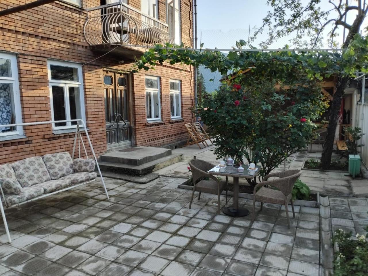 Gasthaus Ambrosador Ambrolauri Exterior foto