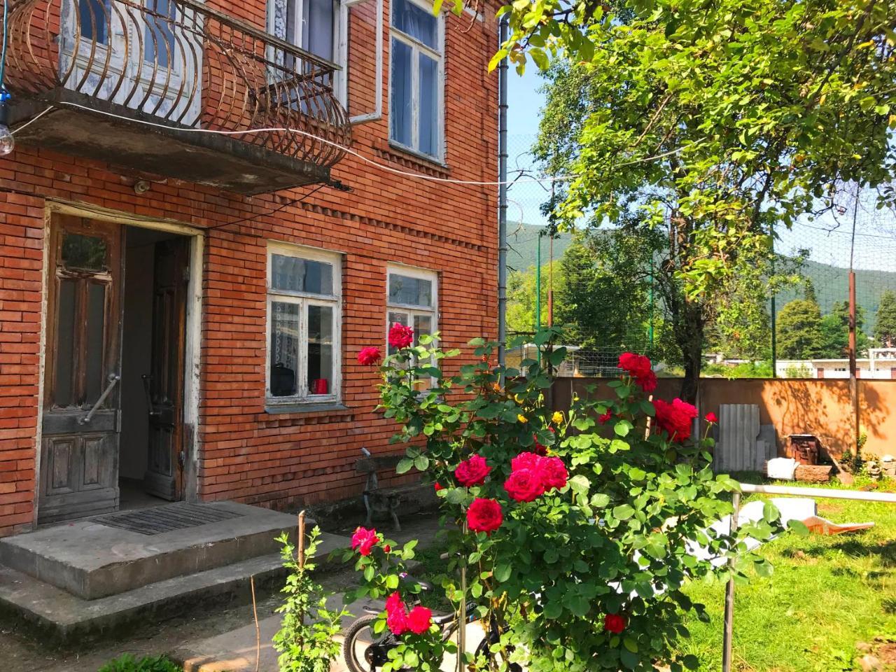 Gasthaus Ambrosador Ambrolauri Exterior foto